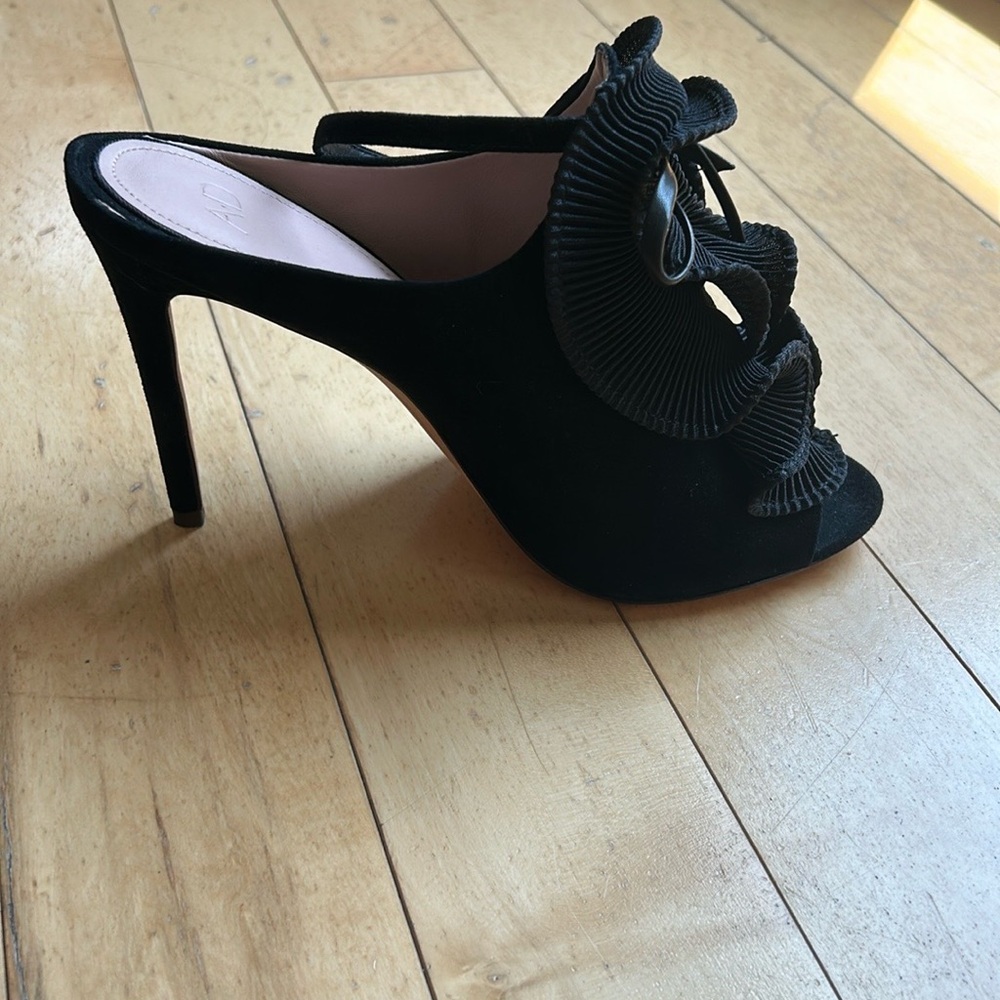 NWOT AD and Daughters Black Suede Heels with beautiful Ruffle Design - 8.5